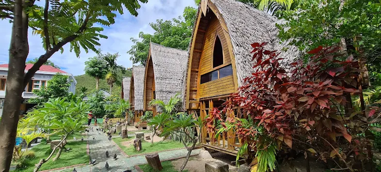 Akomodasi ramah lingkungan dengan rumah bambu di Desa Wisata Religi Bubohu Bongo Gorontalo di tengah taman tropis yang rimbun, menawarkan pengalaman berlibur yang unik.