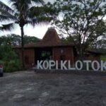 Kafe Kopi Klotok yang dikelilingi pemandangan alam, menawarkan pengalaman unik untuk menikmati kopi di suasana tenang.