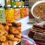 Koleksi makanan tradisional Indonesia, termasuk sambal, gorengan, dan kue basah, menggugah selera dan menonjolkan kekayaan kuliner.