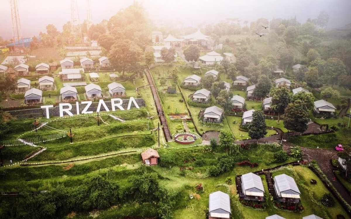 Resor Trizara menawarkan pemandangan hijau yang menenangkan dengan glamping unik dan fasilitas luar ruangan yang menyenangkan.